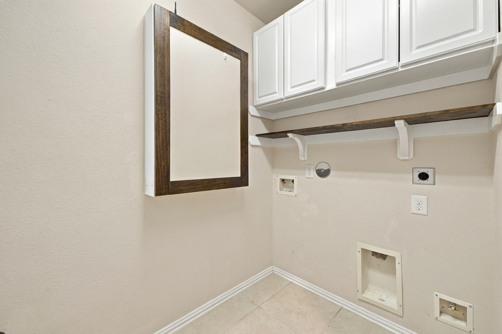 8319 Floating Heart Court, Conroe, TX 77385 Dedicated laundry room with generous upper cabinetry.