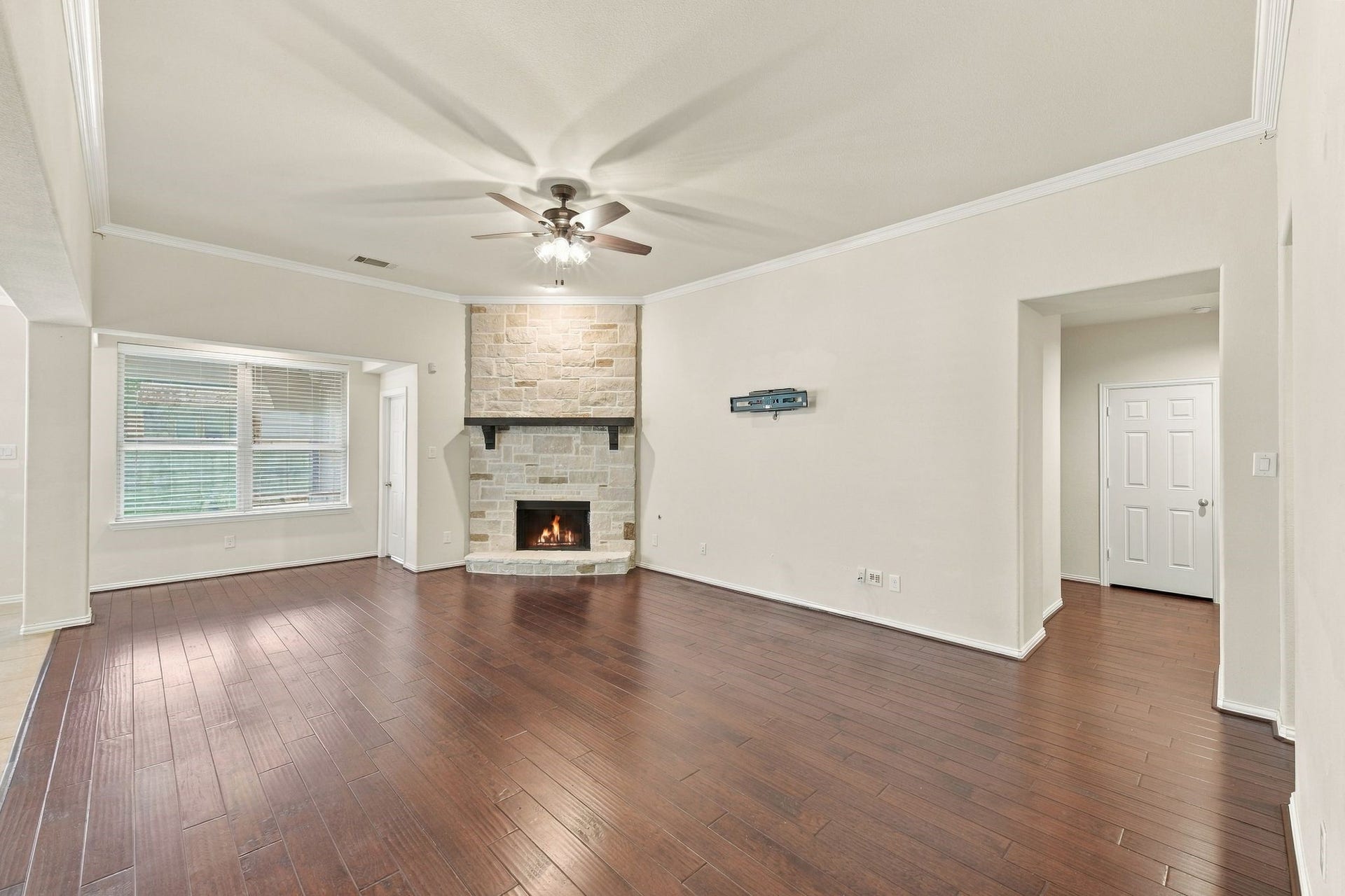 8319 Floating Heart Court, Conroe, TX 77385 Expansive living area with abundant natural light and seamless access to the kitchen and dining spaces.