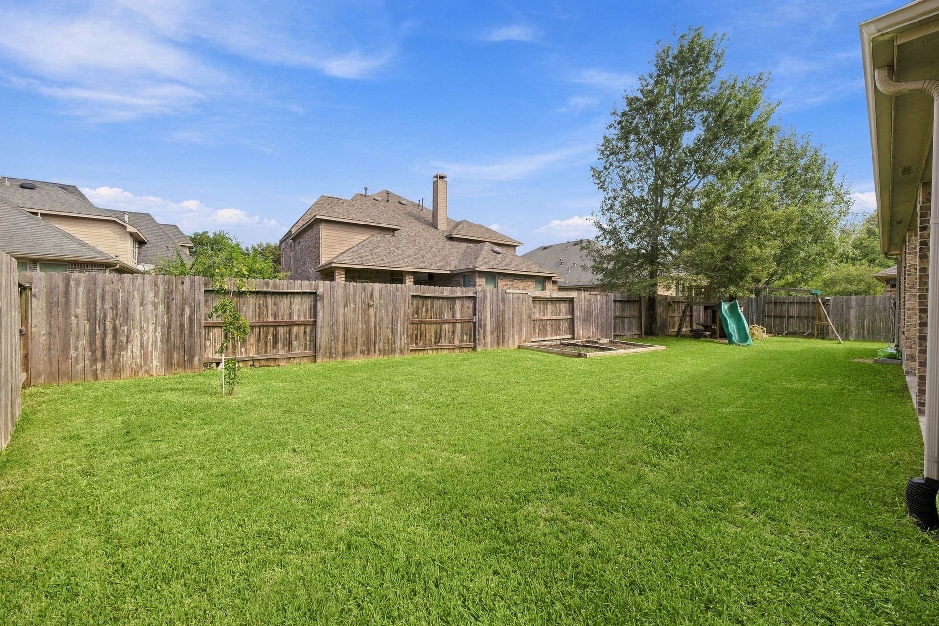 8319 Floating Heart Court, Conroe, TX 77385 Fully fenced backyard with an expansive lawn and abundant possibilities for outdoor living.