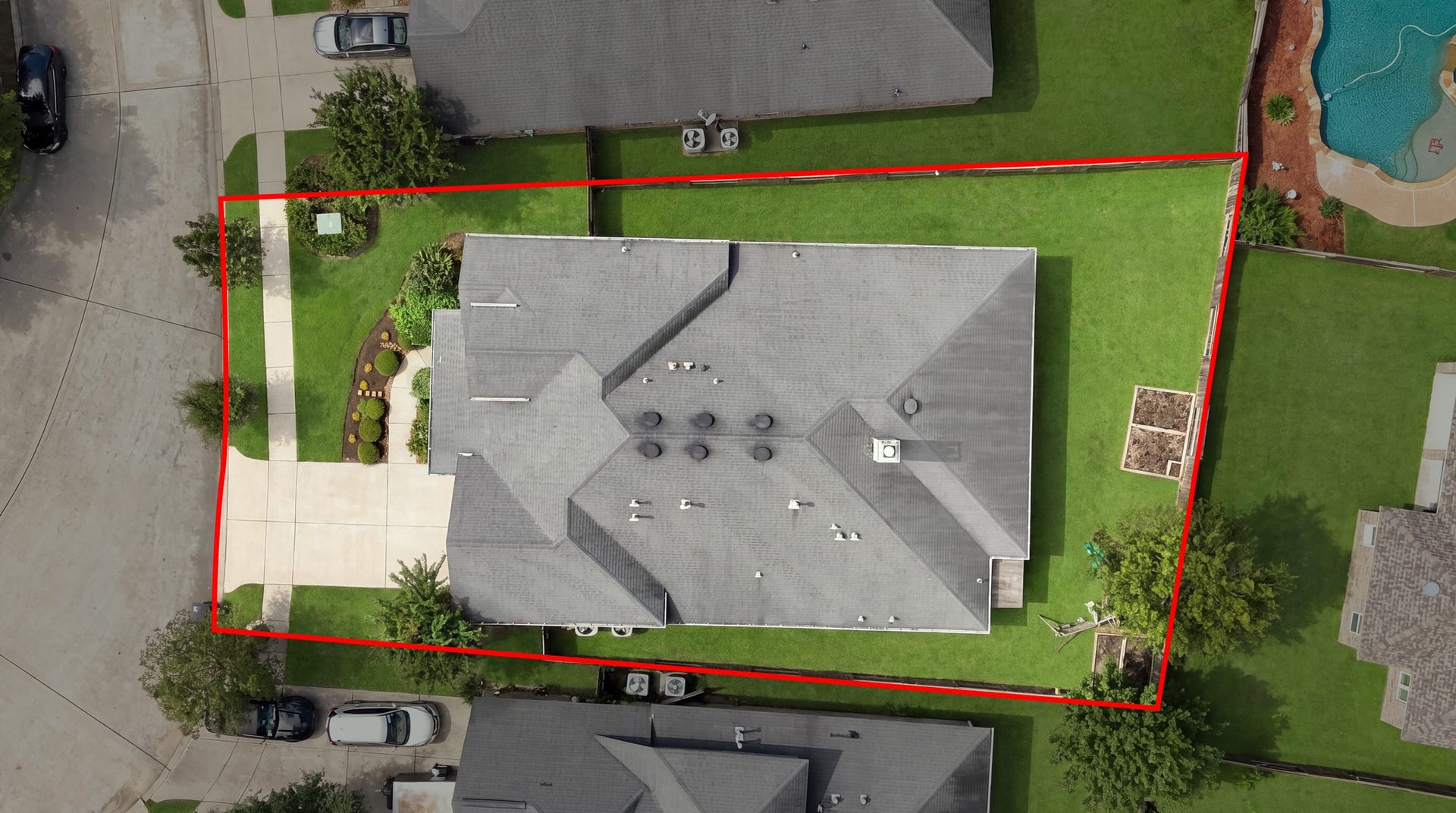 8319 Floating Heart Court, Conroe, TX 77385 Overhead aerial highlighting the homes generous fenced homesite.