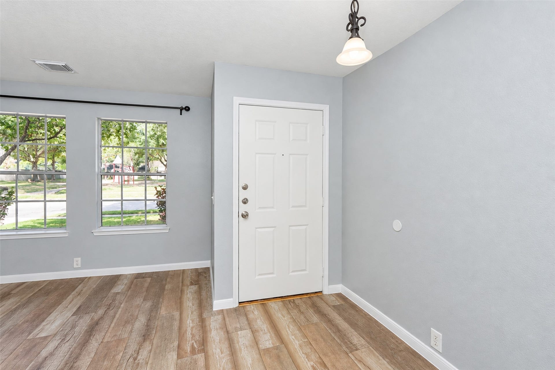 21203 Somerset Park Lane, Katy, TX 77450 Bright entryway with natural light.