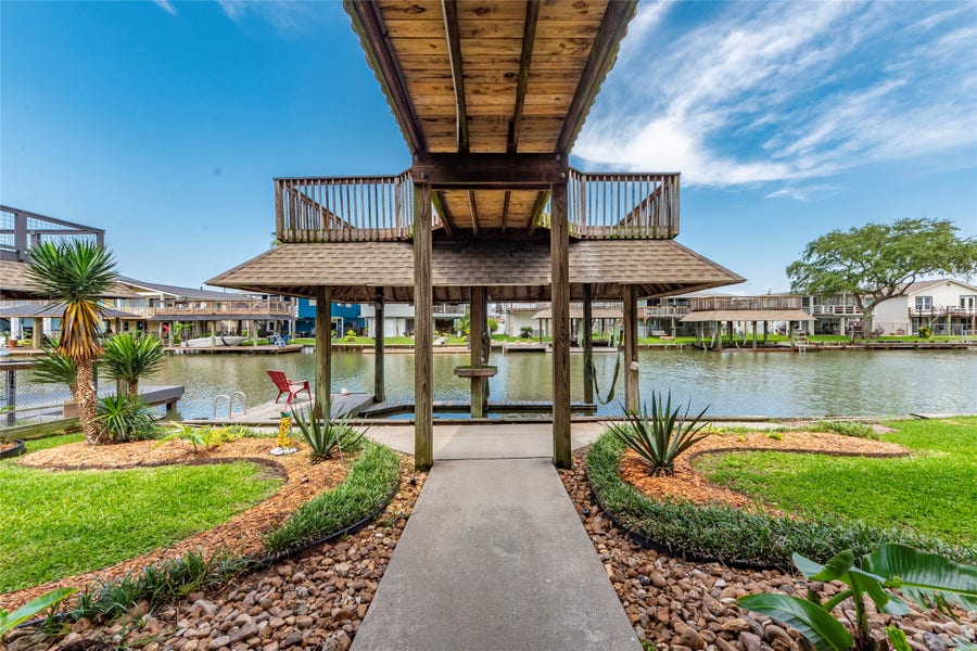 Property photo for 70 Tarpon Street, Bayou Vista, TX
