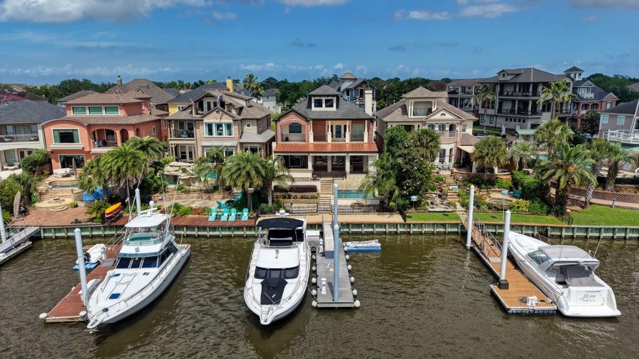 Property photo for 1403 Oceanside Lane, League City, TX