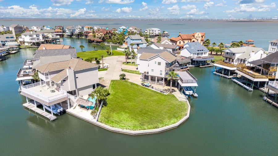 Property photo for 547 Sunset Circle, Tiki Island, TX