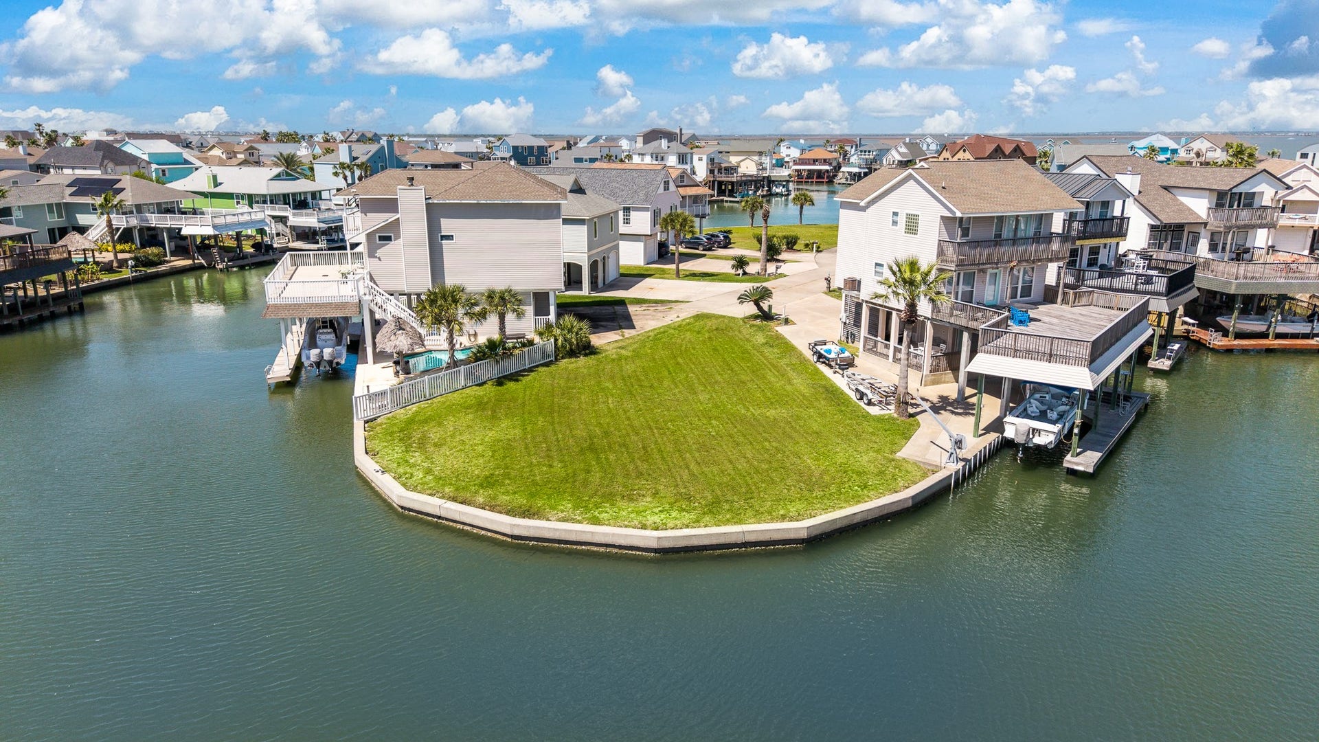 547 Sunset Circle, Tiki Island, TX 77554