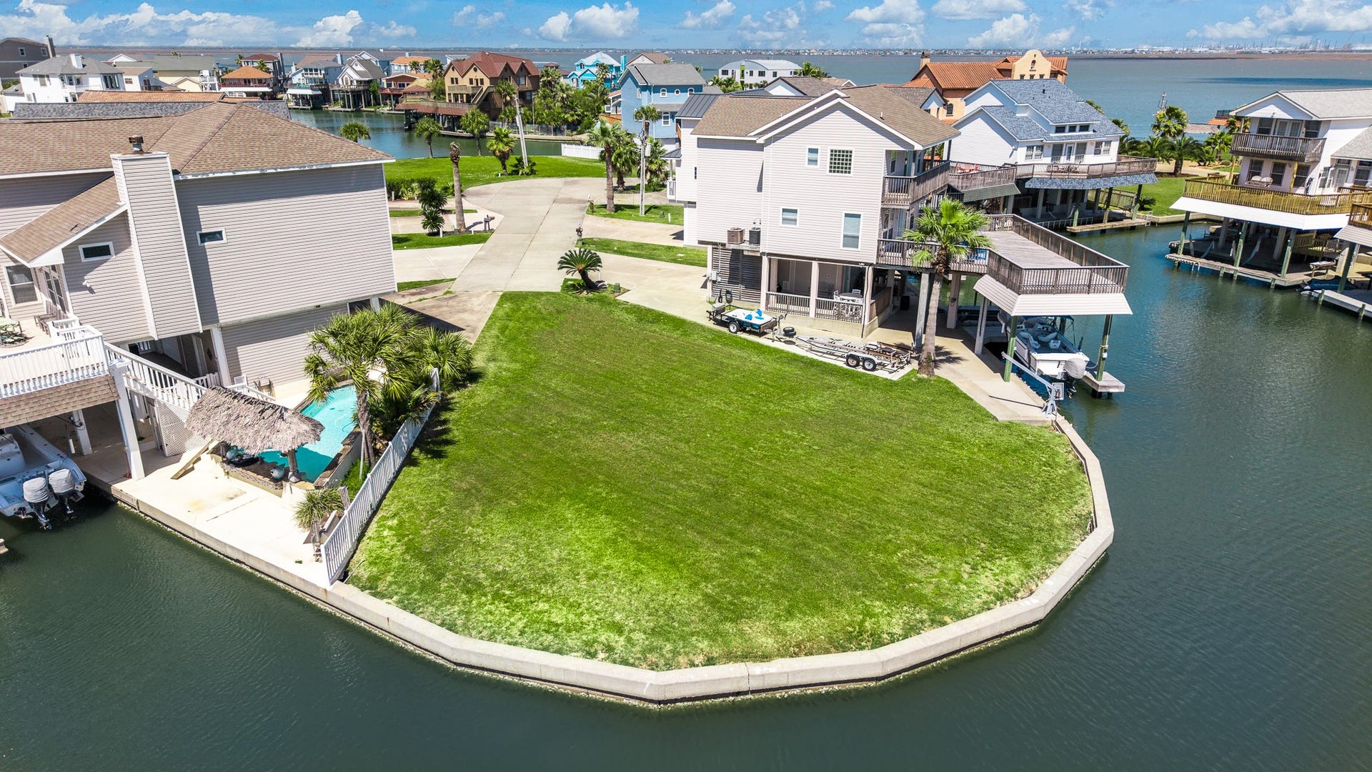 547 Sunset Circle, Tiki Island, TX 77554