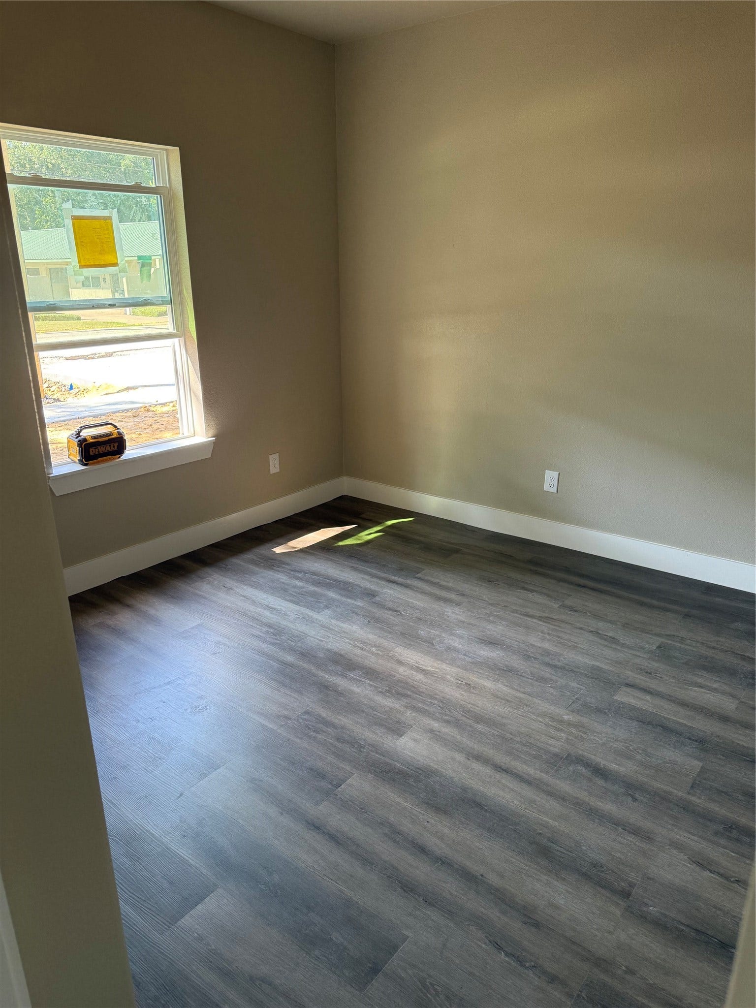 304 N N Ormsby Street, Alvin, TX 77511 vinyl plank floors through out home
