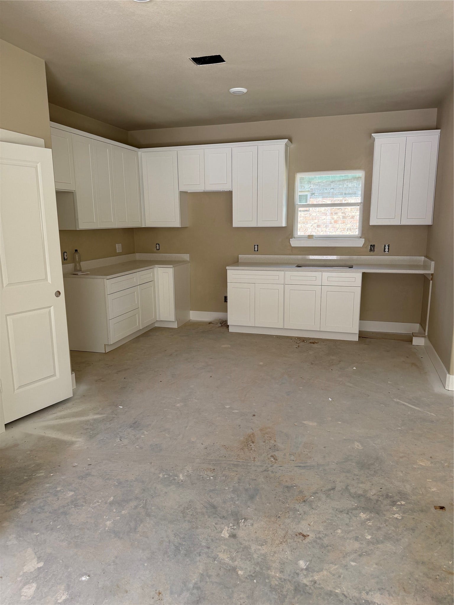 304 N N Ormsby Street, Alvin, TX 77511 White shaker cabinets with quartz countertops and stainless steel appliances