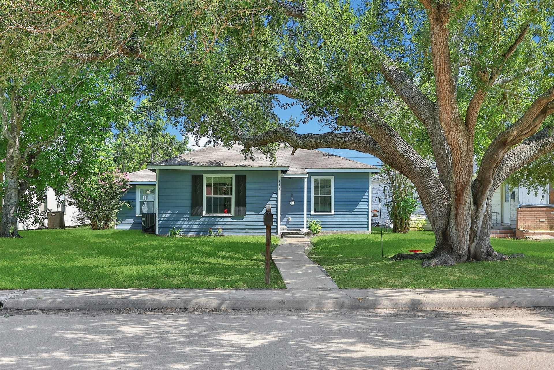 1606 W 8th Street, Freeport, TX 77541