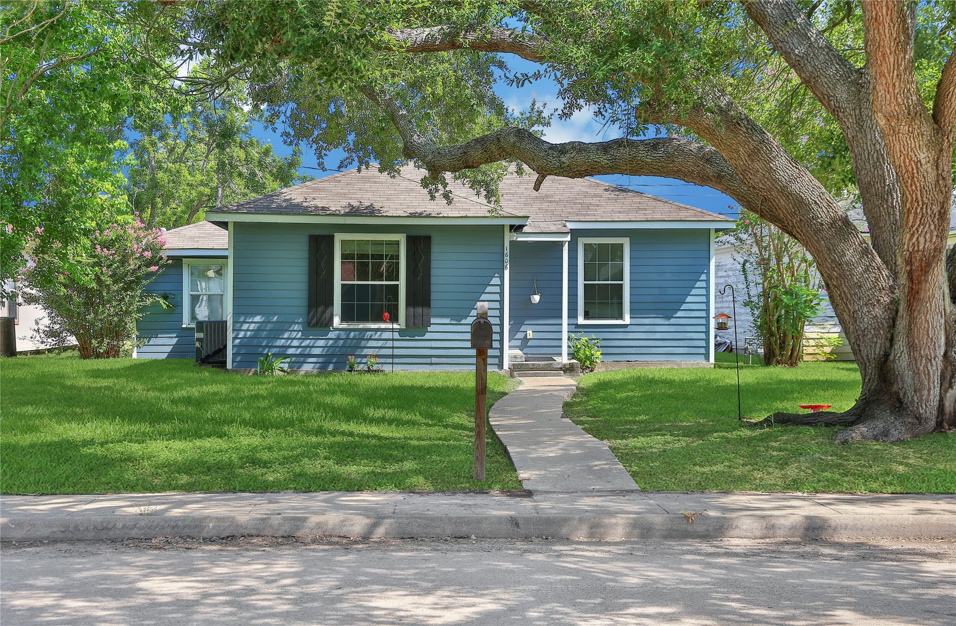 Welcome home to 1606 W 8th St in Freeport