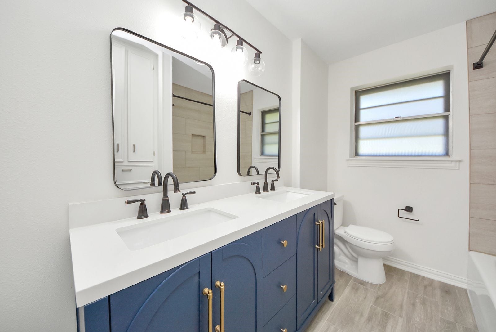 3013 Woodland Drive, Dickinson, TX 77539 Secondary bathroom is located in between the secondary bedrooms.