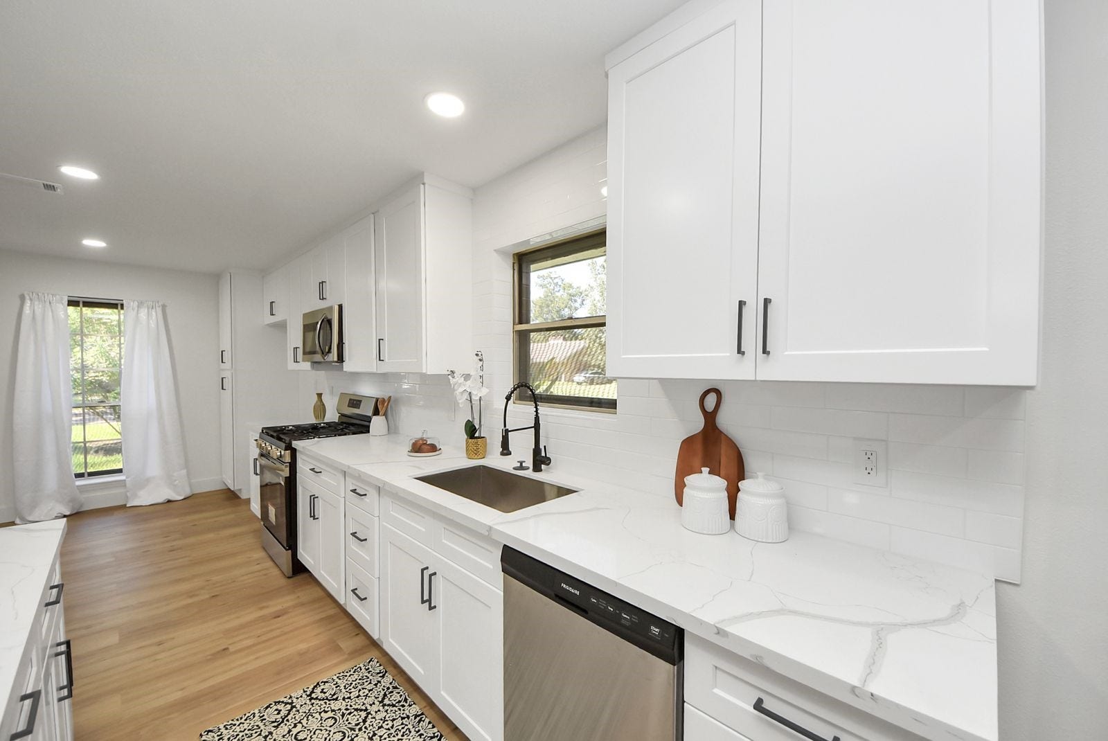 3013 Woodland Drive, Dickinson, TX 77539 Plenty of space for kitchen storage.