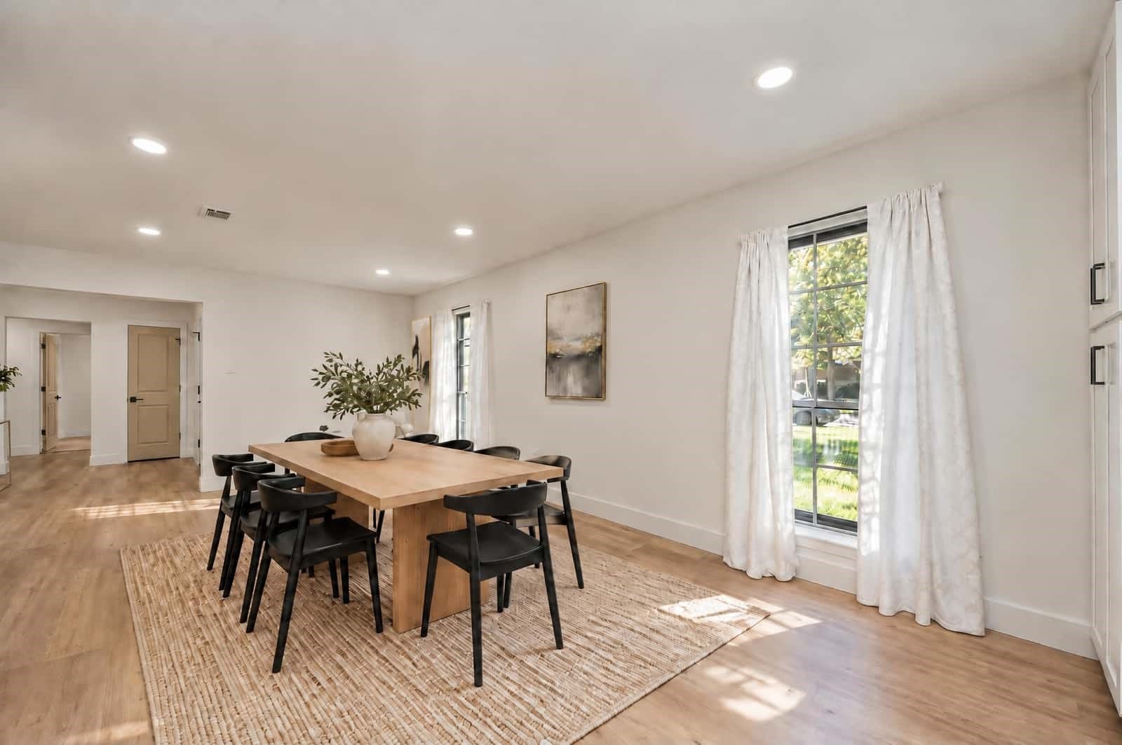 3013 Woodland Drive, Dickinson, TX 77539 Plenty of space for a large dining table.