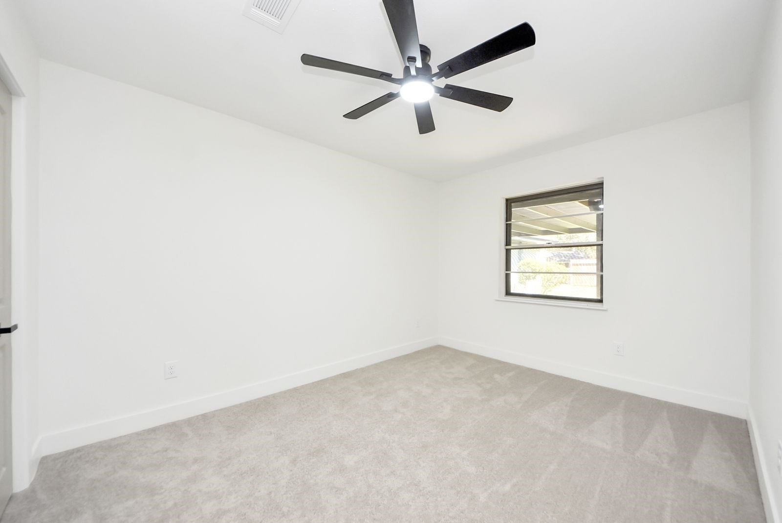 3013 Woodland Drive, Dickinson, TX 77539 Spacious secondary bedroom with view into the backyard.