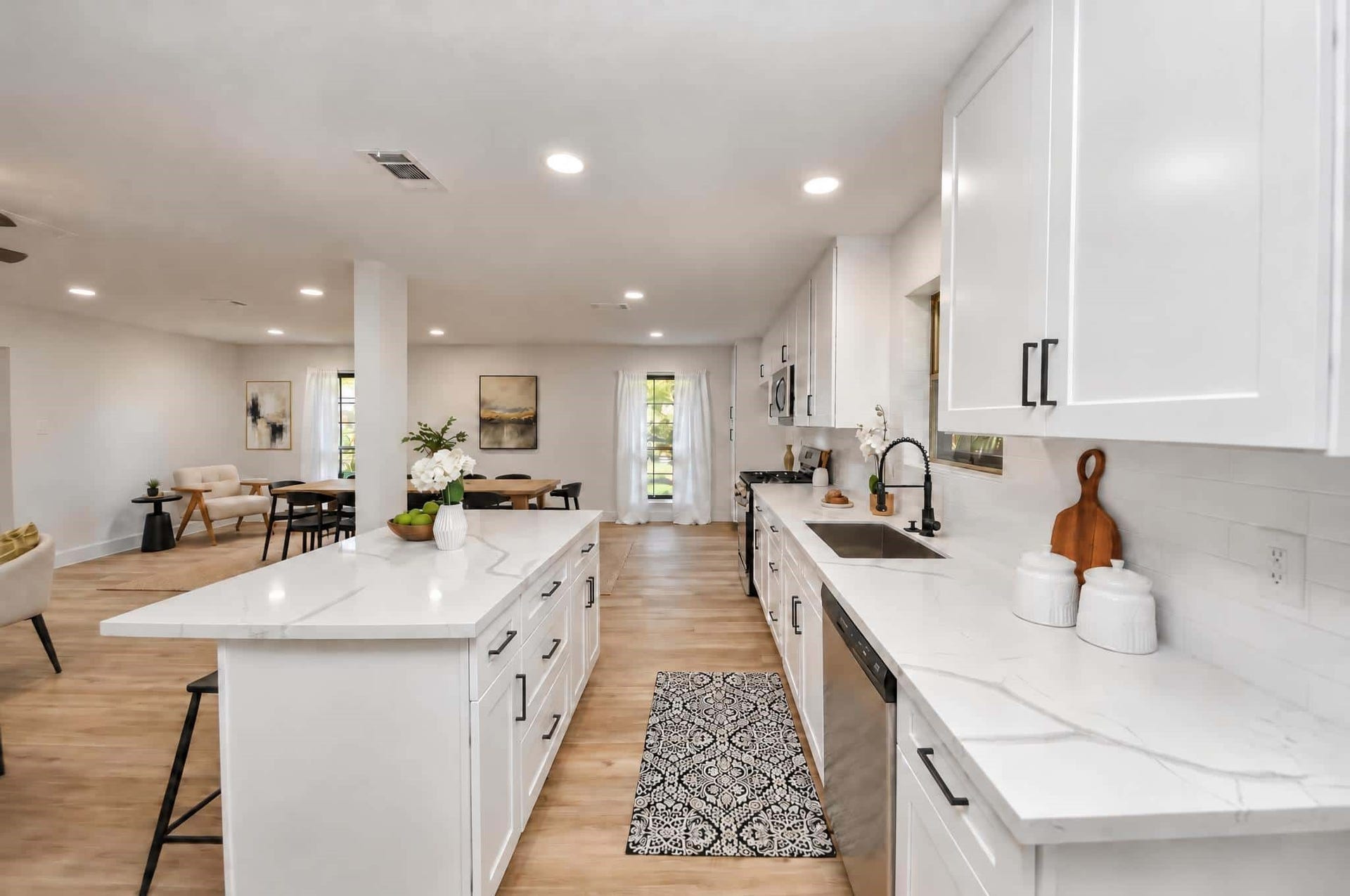 3013 Woodland Drive, Dickinson, TX 77539 More space for hosting.