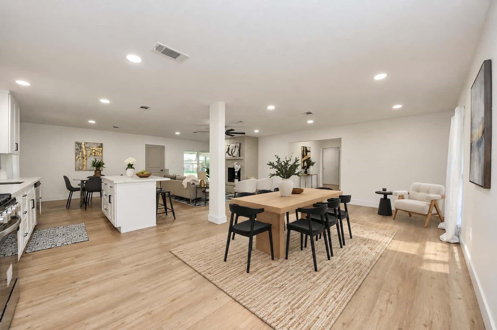 3013 Woodland Drive, Dickinson, TX 77539 Open and airy!