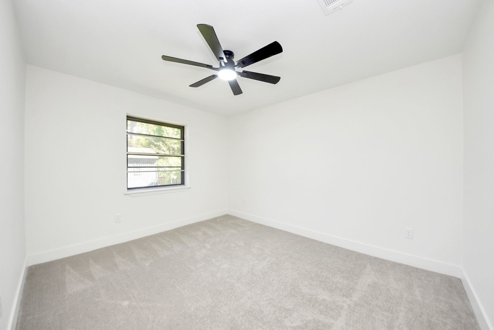 3013 Woodland Drive, Dickinson, TX 77539 This bedroom also has a view into the backyard.