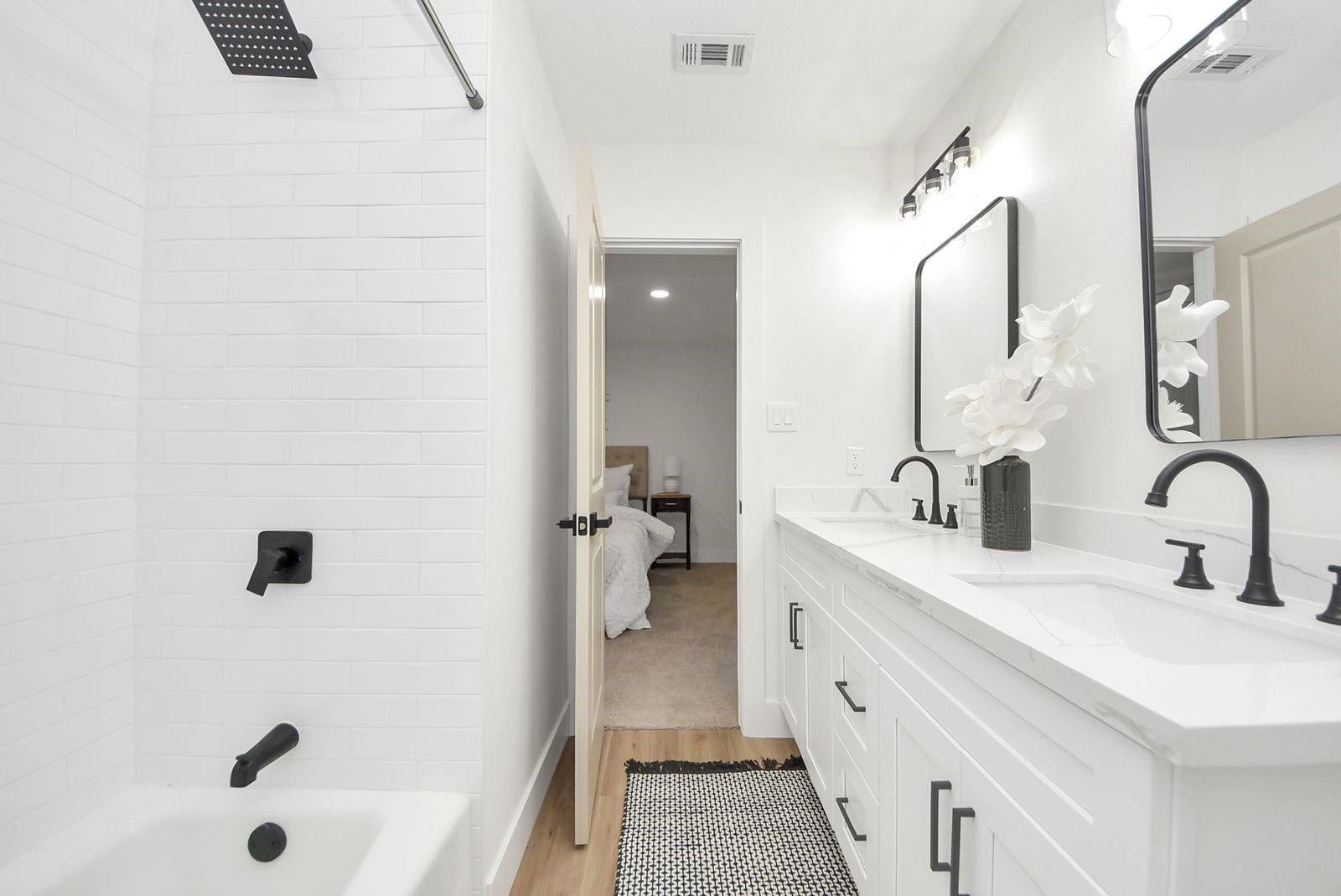 3013 Woodland Drive, Dickinson, TX 77539 Bathroom fixtures match perfectly.