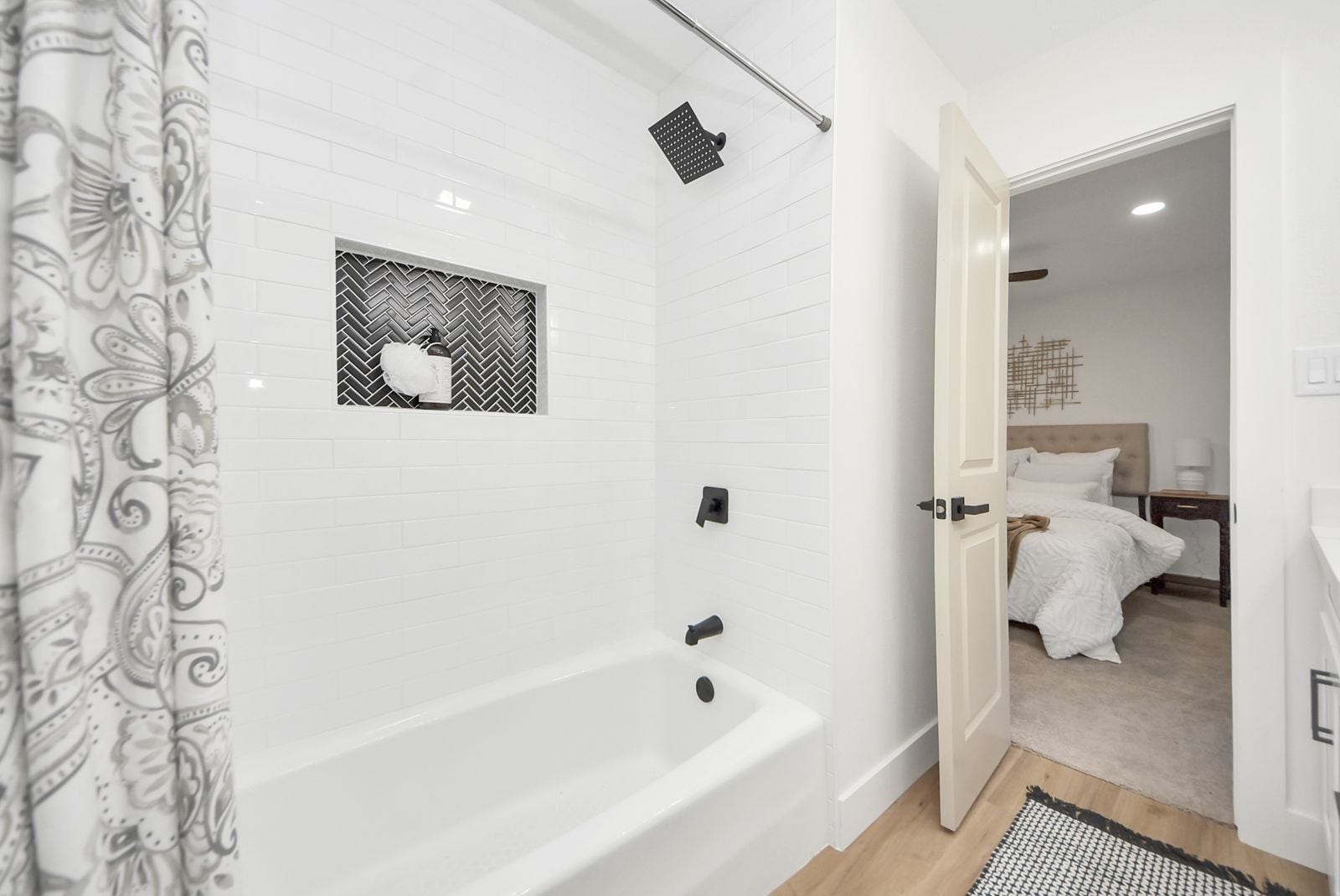 3013 Woodland Drive, Dickinson, TX 77539 Shower niche with accented herringbone black tile.