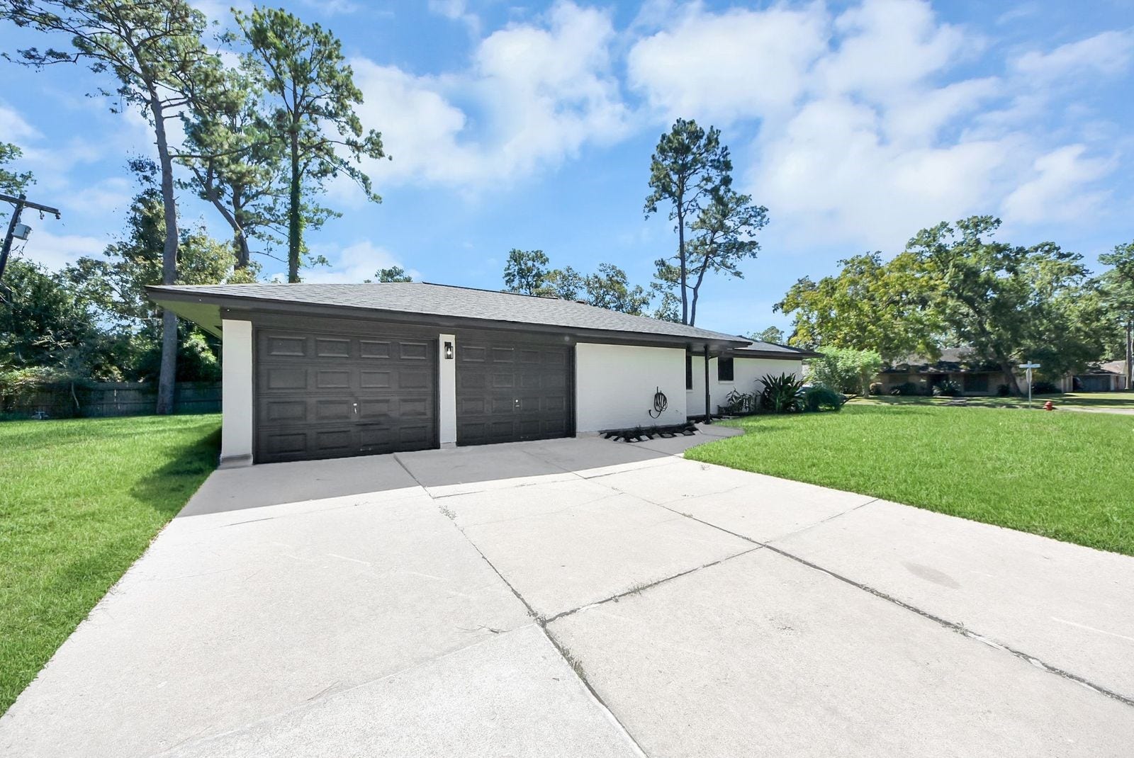 3013 Woodland Drive, Dickinson, TX 77539 2.5 car garage with side entrance door.