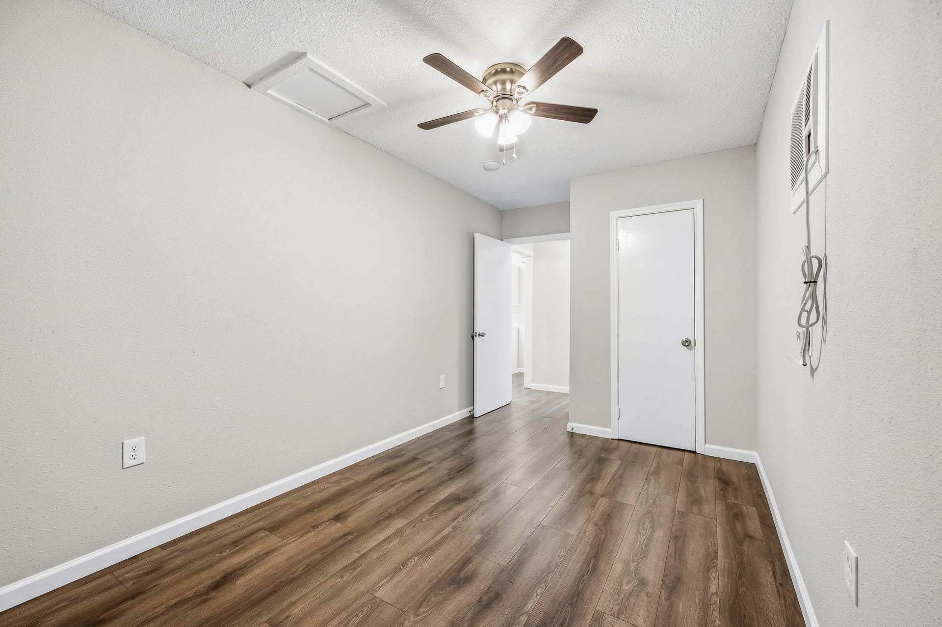4916 Yale Street, Houston, TX 77022 4916 Yale Street, Houston, TX 77022