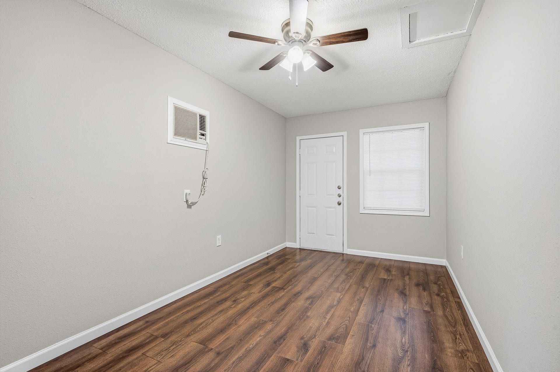4916 Yale Street, Houston, TX 77022 4916 Yale Street, Houston, TX 77022