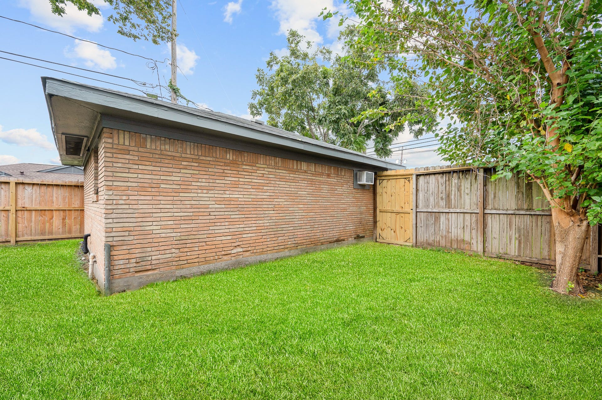 4916 Yale Street, Houston, TX 77022 4916 Yale Street, Houston, TX 77022
