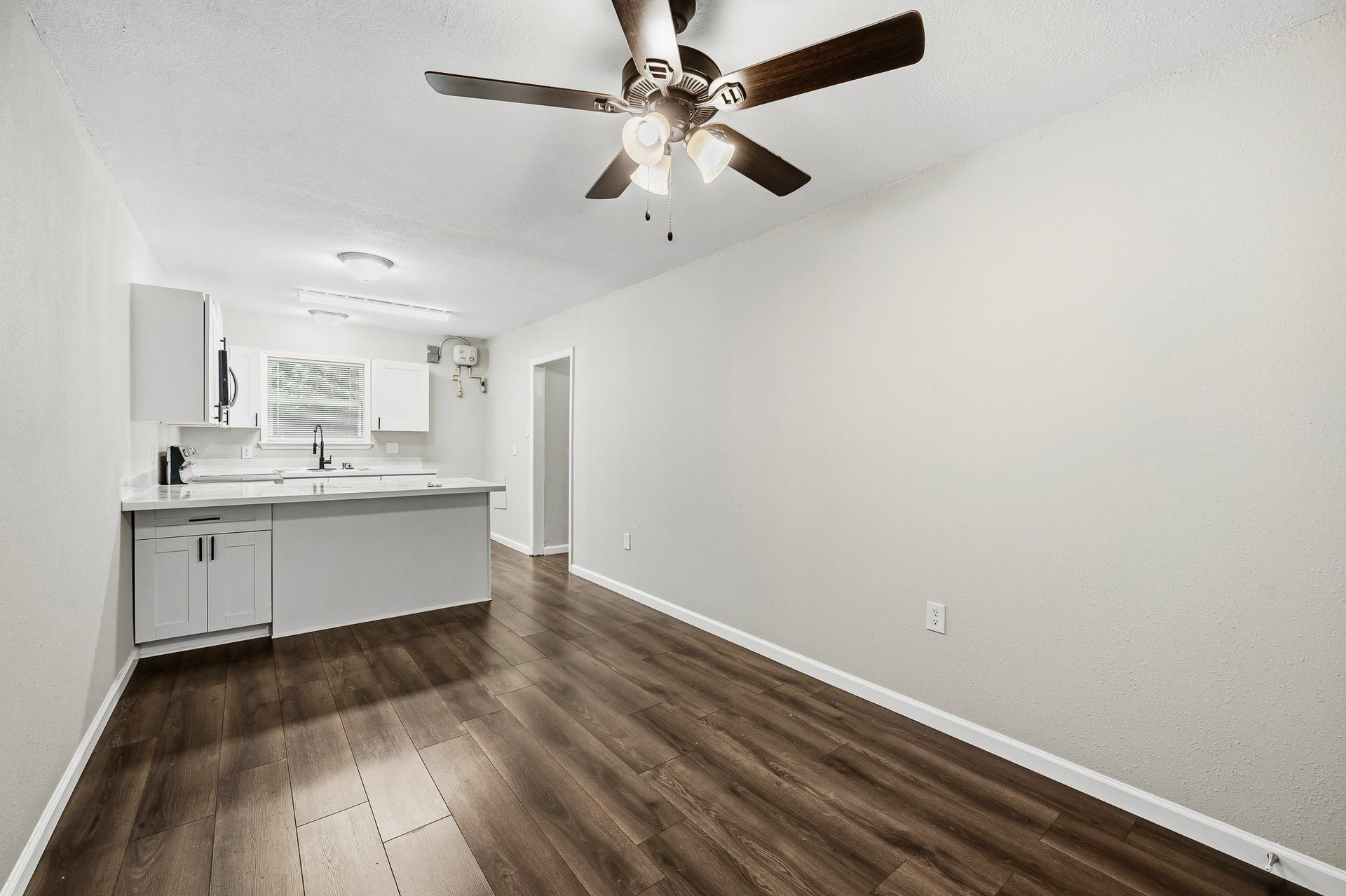4916 Yale Street, Houston, TX 77022 4916 Yale Street, Houston, TX 77022