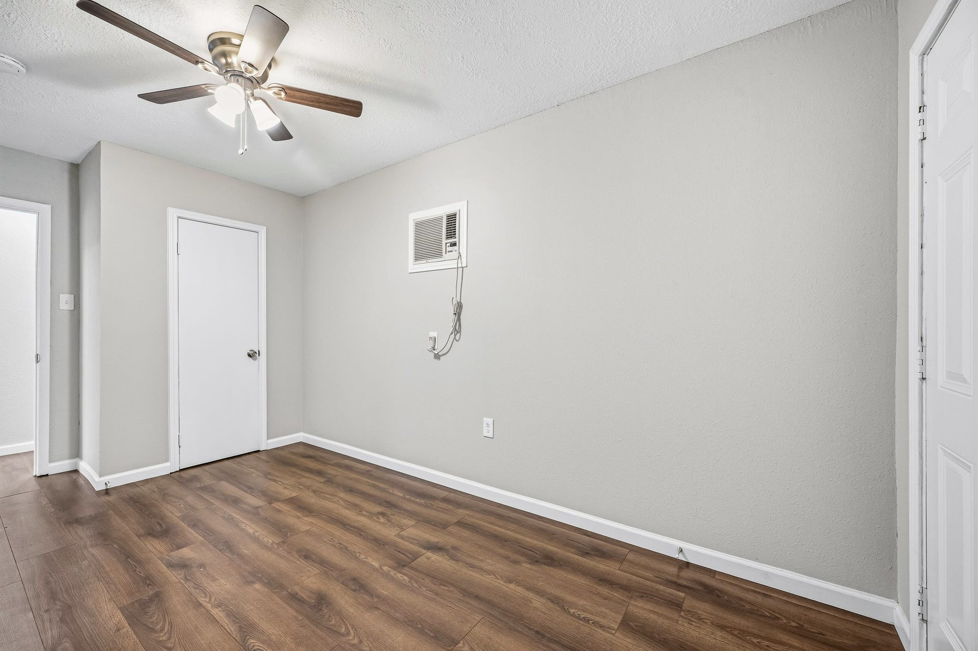 4916 Yale Street, Houston, TX 77022 4916 Yale Street, Houston, TX 77022