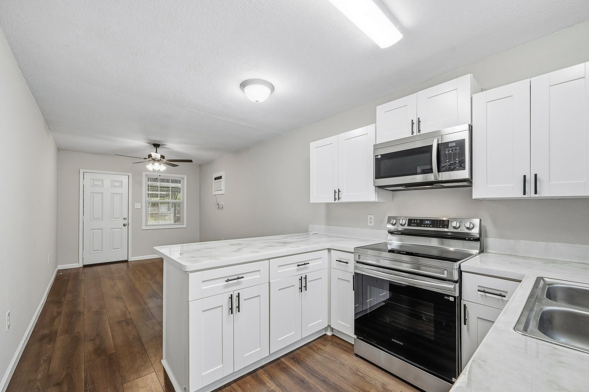 4916 Yale Street, Houston, TX 77022 4916 Yale Street, Houston, TX 77022