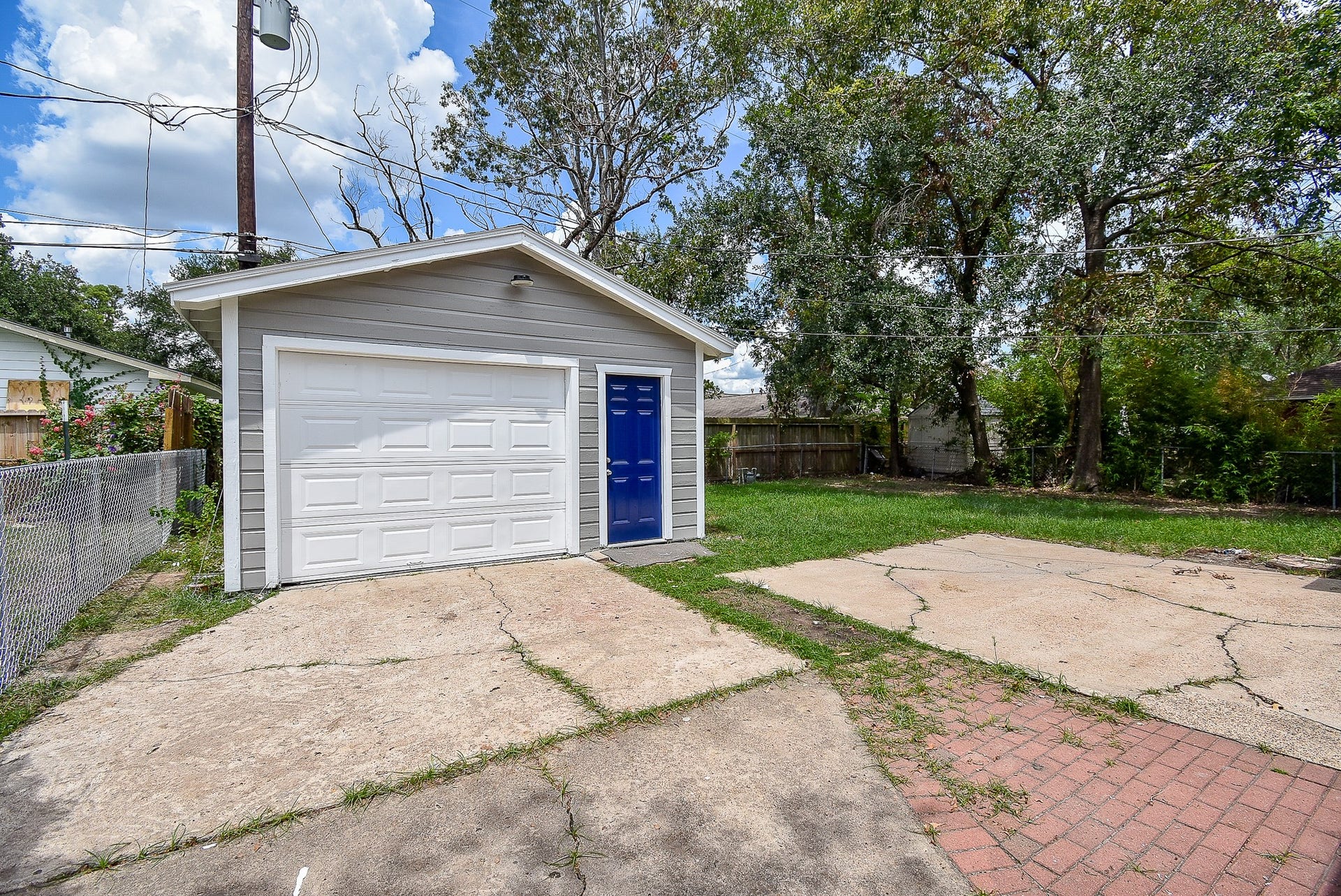 7406 Schiller Street, Houston, TX 77055 Detached garage with addtional refrigerator.
