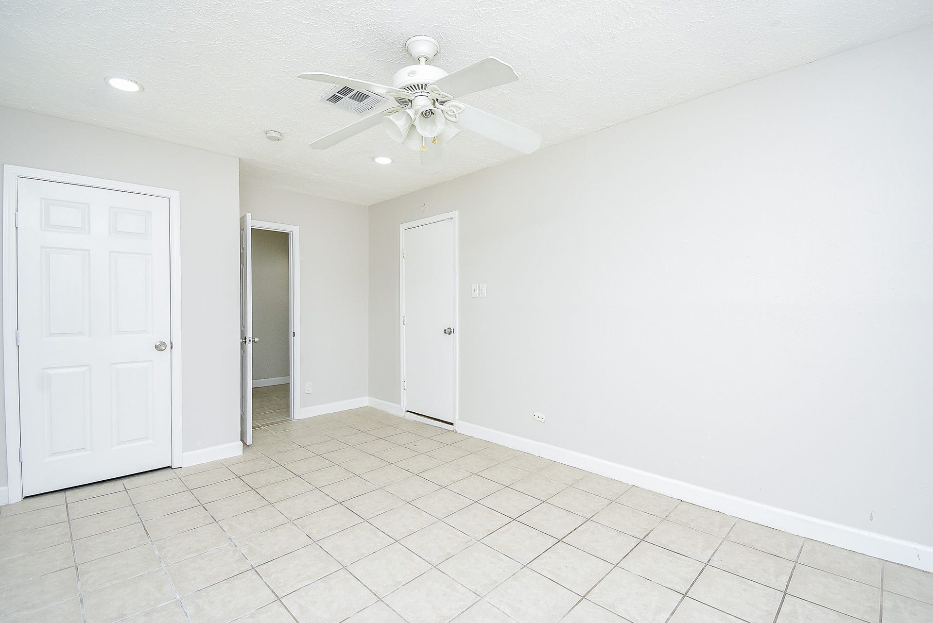 7406 Schiller Street, Houston, TX 77055 Low maintenance tile flooring and neutral walls.