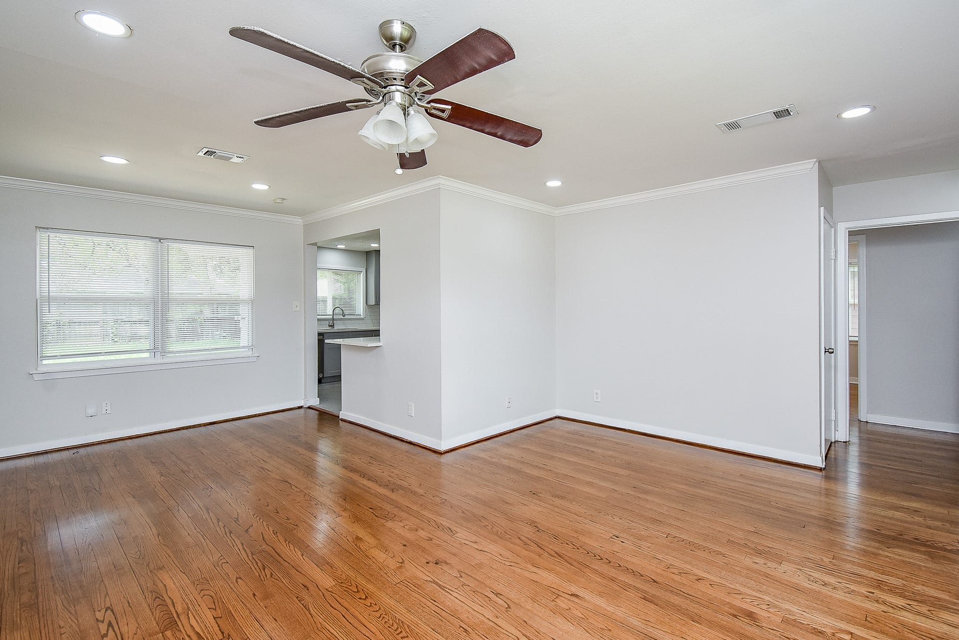 7406 Schiller Street, Houston, TX 77055 Clean and crisp interior.