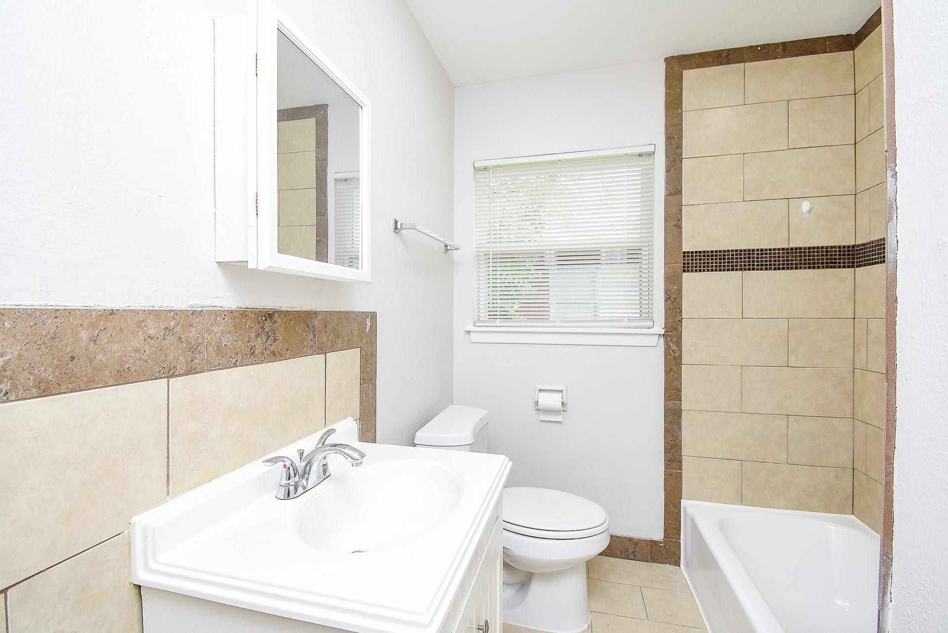 7406 Schiller Street, Houston, TX 77055 Full hallway bathroom.