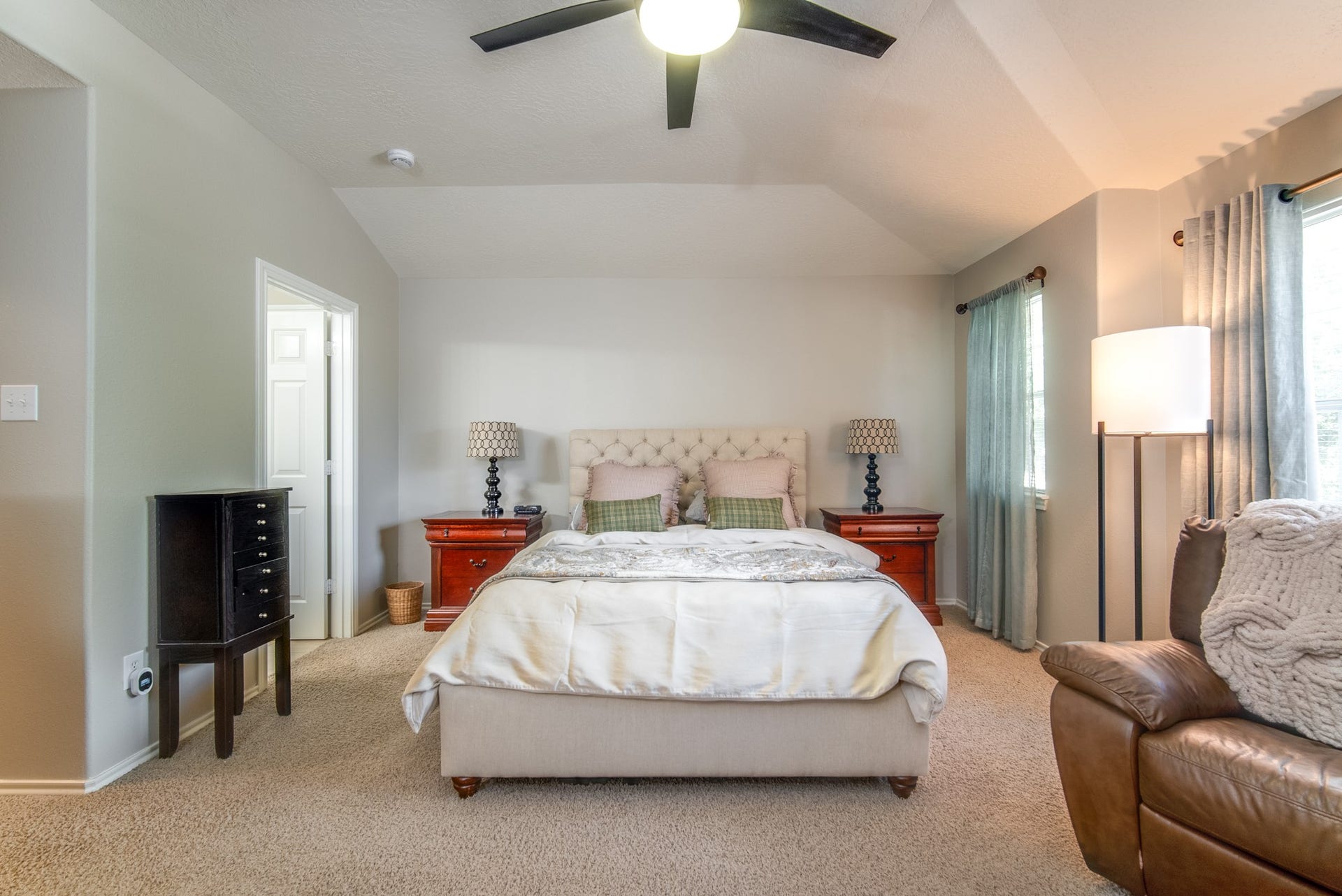 3310 Orchid Trace Lane, Houston, TX 77047 Primary suite offers spacious closet and a spacious bathroom