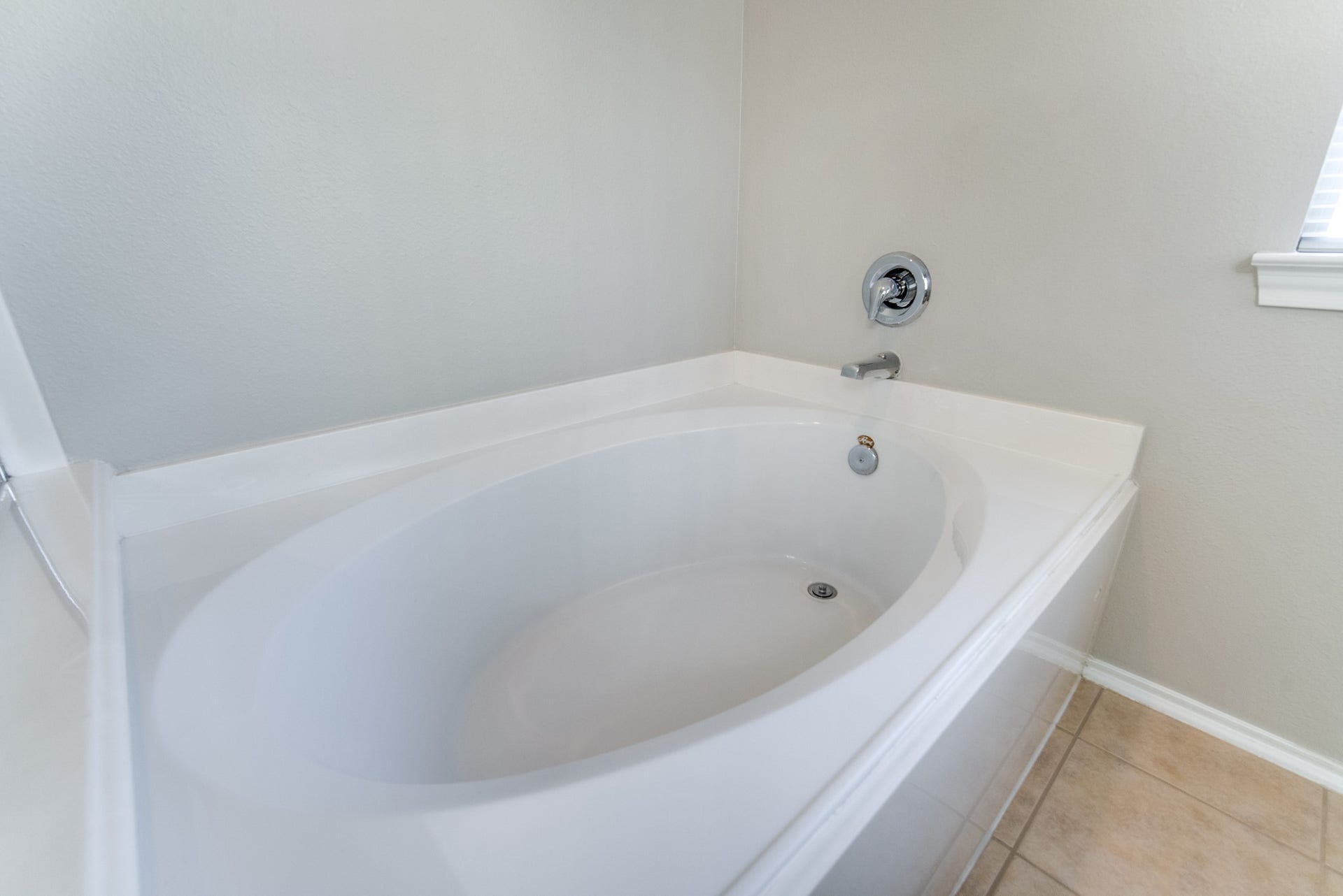 3310 Orchid Trace Lane, Houston, TX 77047 Oversized soaking tub