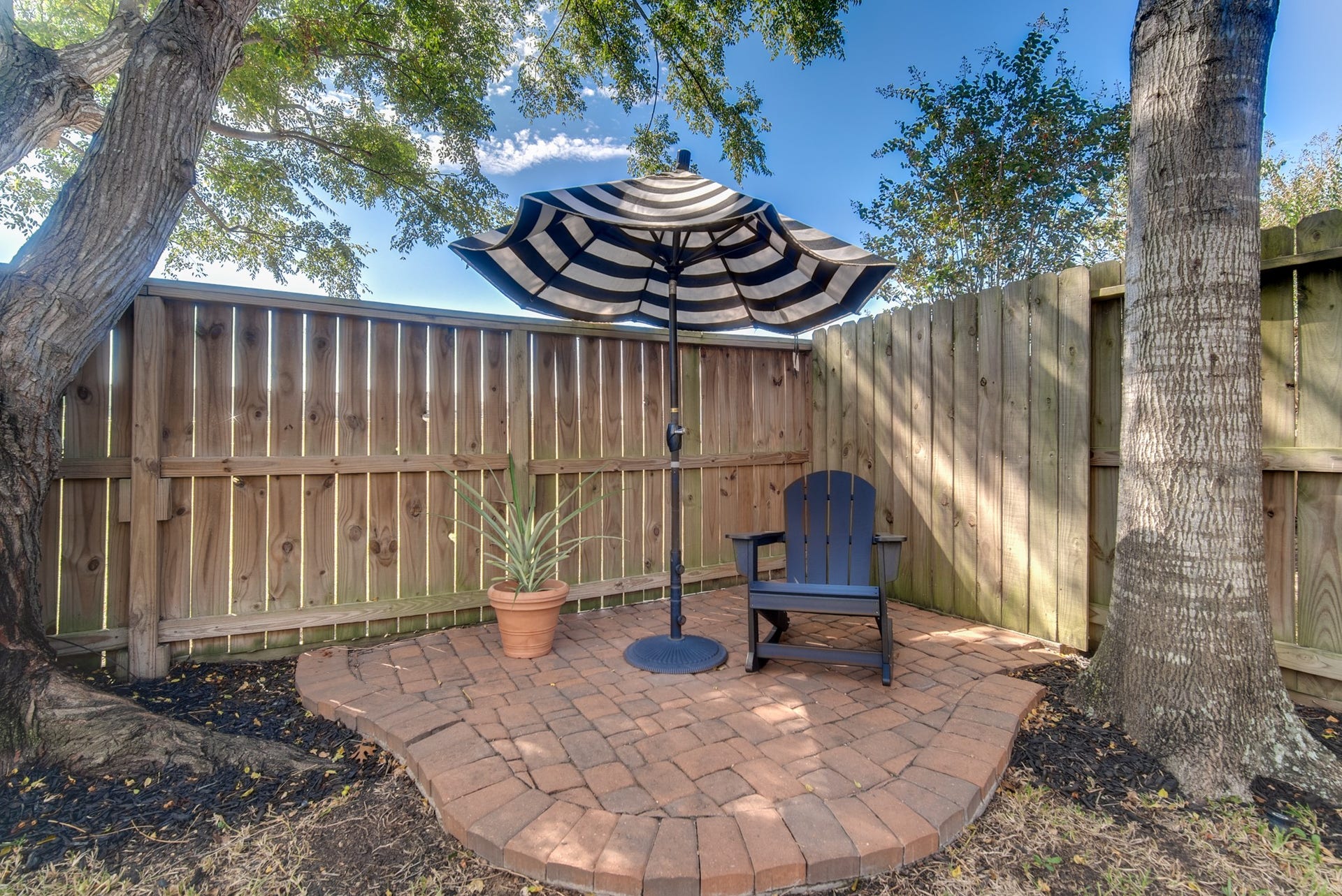 3310 Orchid Trace Lane, Houston, TX 77047 Enjoy some vitamin D in your private yard