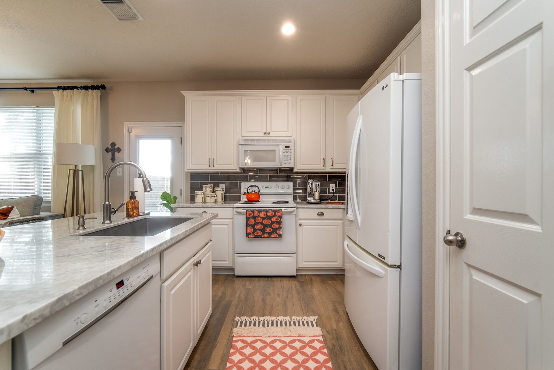 3310 Orchid Trace Lane, Houston, TX 77047 Spacious kitchen with tons of counter space and cabinet space. Pantry is through the door on the right side