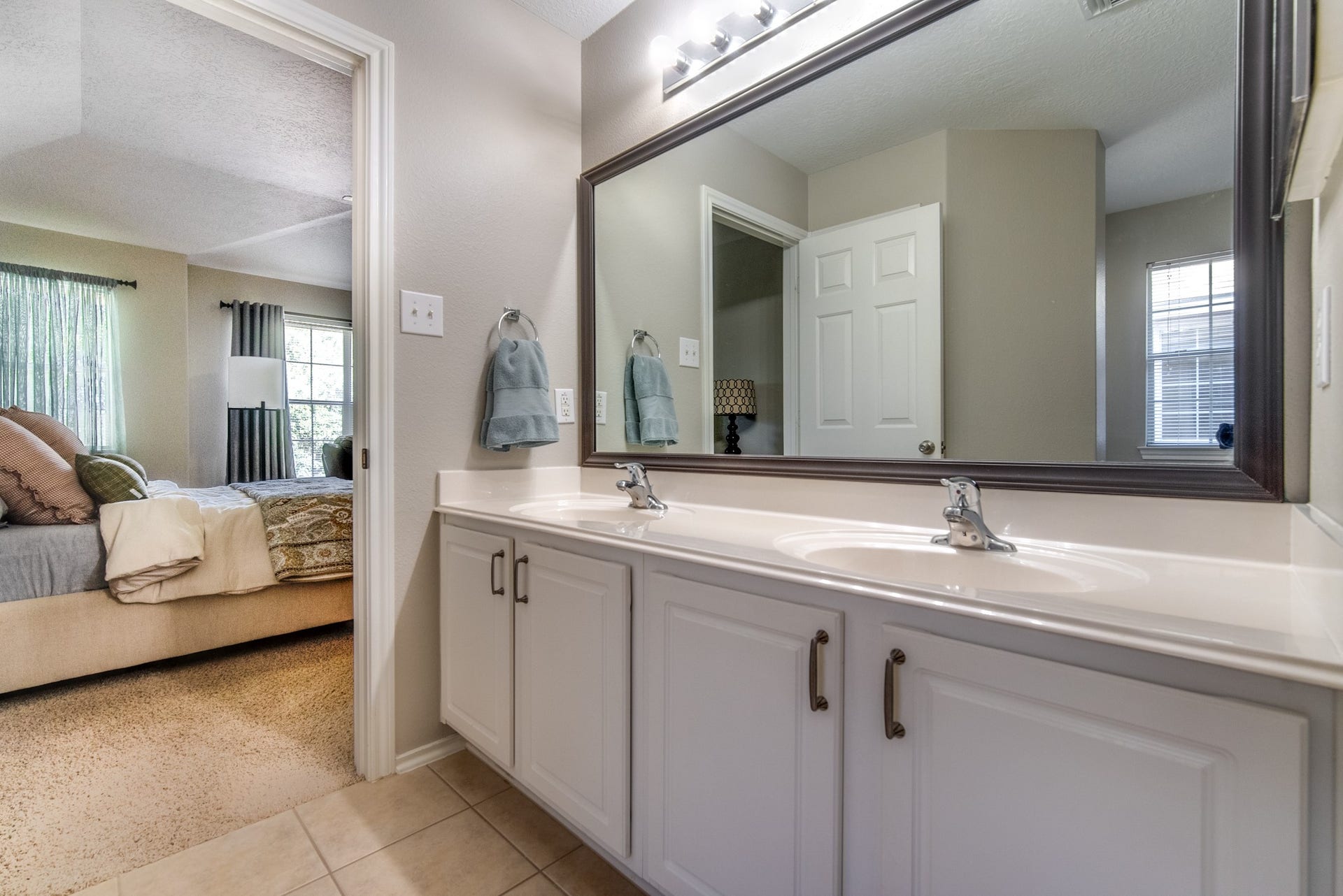3310 Orchid Trace Lane, Houston, TX 77047 Primary bathroom offers double sinks and soaking tub with separate shower