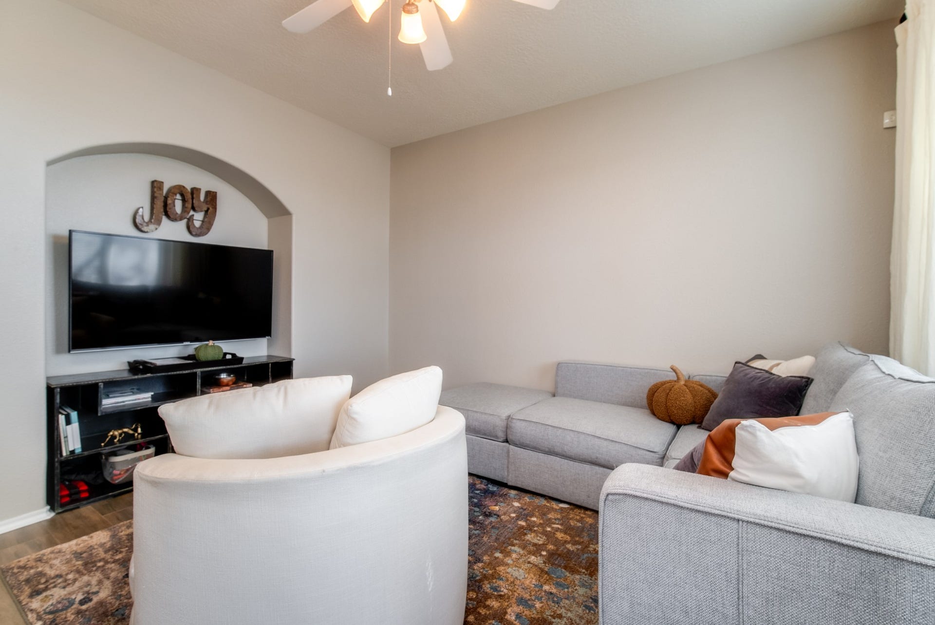 3310 Orchid Trace Lane, Houston, TX 77047 Neutral paint throughout