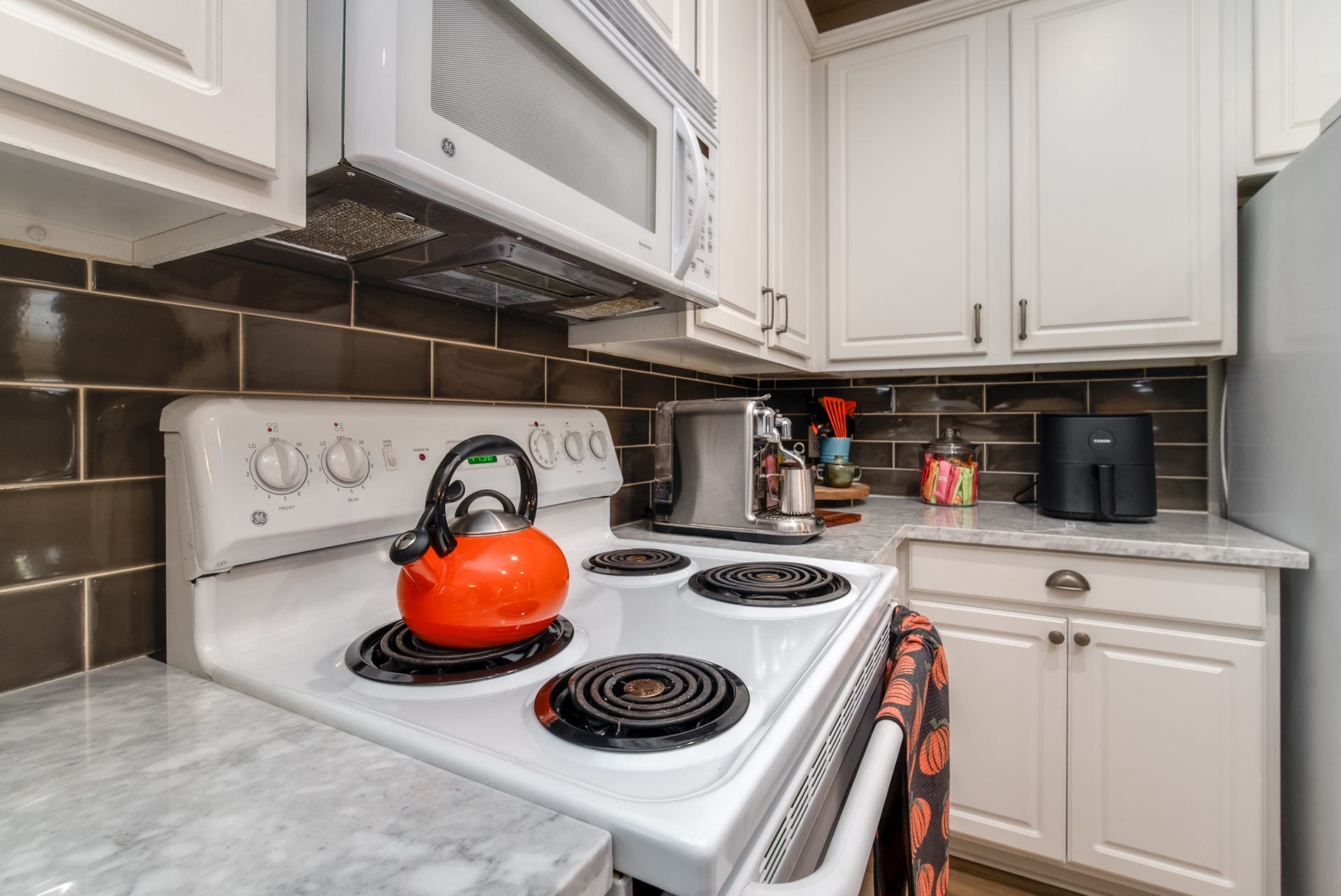 3310 Orchid Trace Lane, Houston, TX 77047 Updated countertop and backsplash