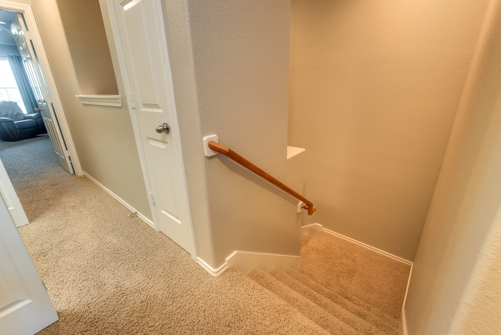 3310 Orchid Trace Lane, Houston, TX 77047 Hallway leading to the stairway