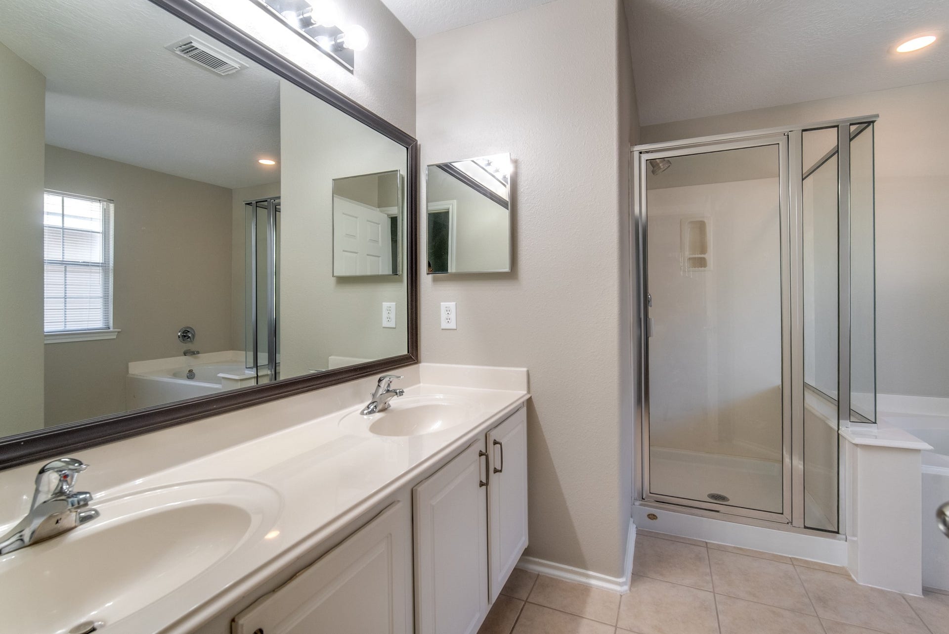 3310 Orchid Trace Lane, Houston, TX 77047 Large primary bathroom