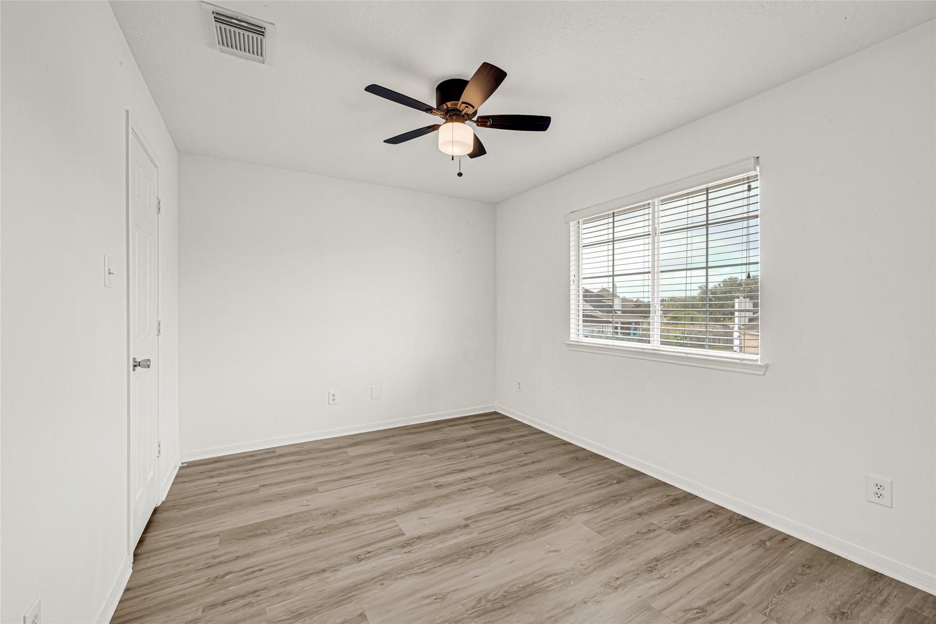 7314 Wooded Lake Lane, Richmond, TX 77407 Comfortable secondary bedroom with generous closet space.