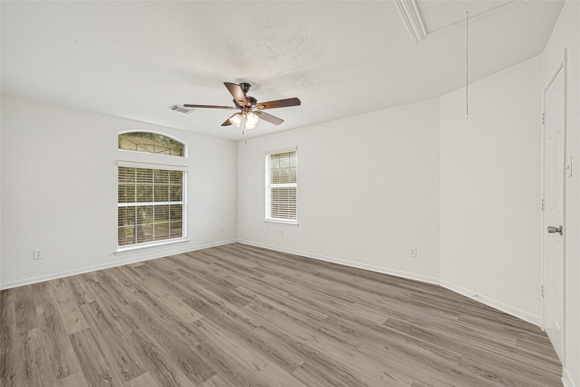 7314 Wooded Lake Lane, Richmond, TX 77407 Comfortable secondary bedroom with generous closet space.