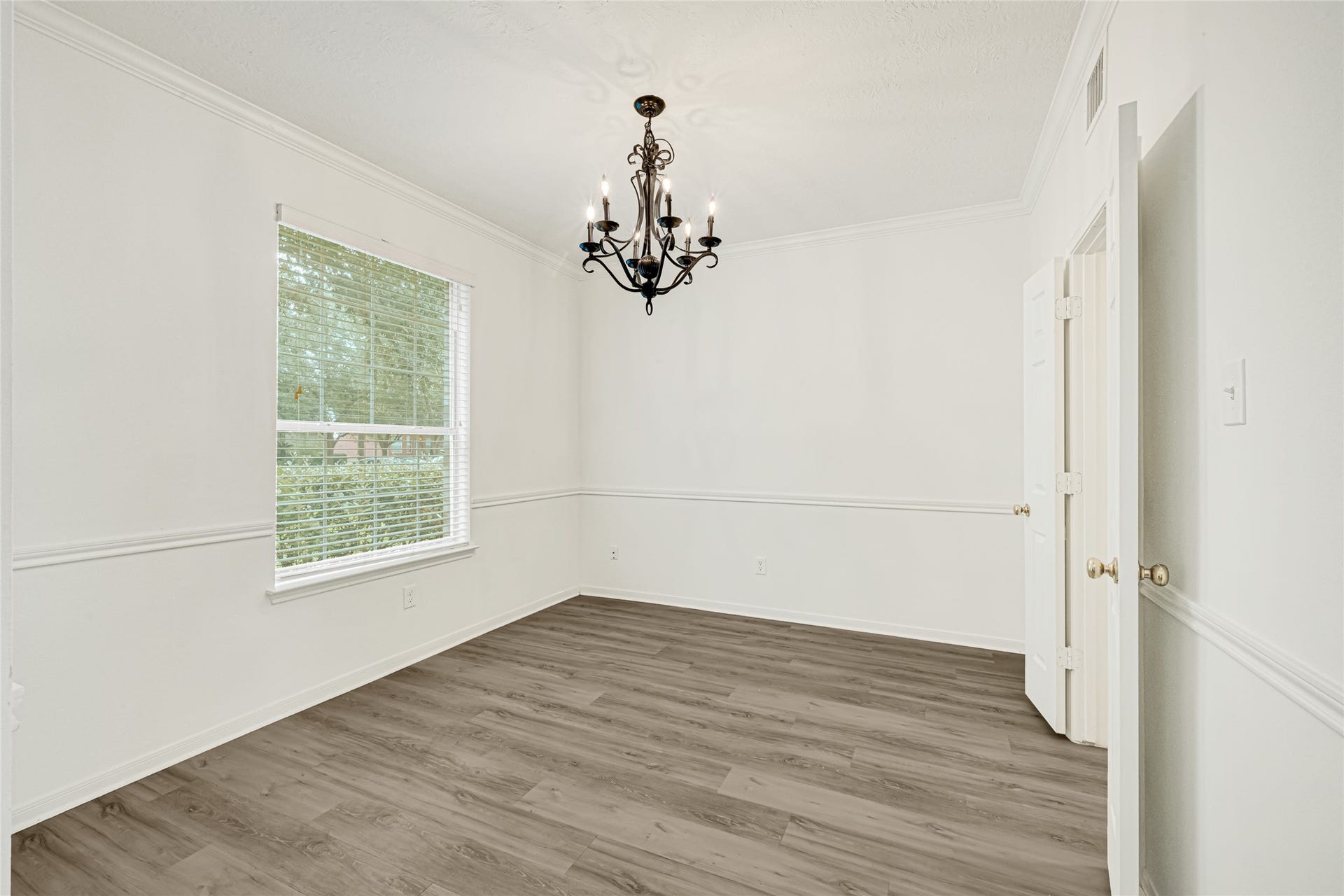 7314 Wooded Lake Lane, Richmond, TX 77407 Elegant formal Dining area with ample space for entertaining.