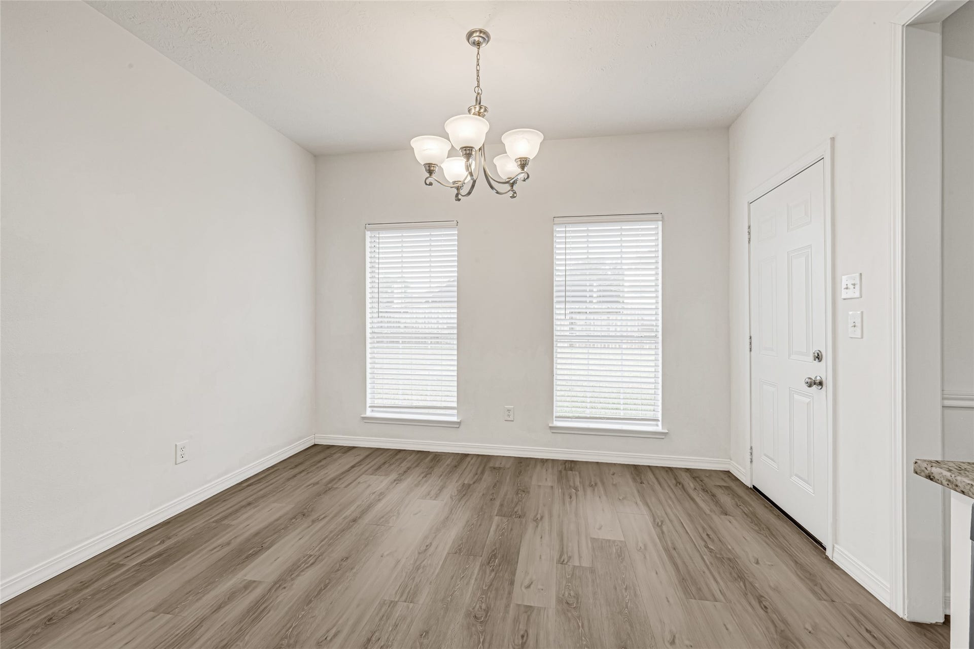 7314 Wooded Lake Lane, Richmond, TX 77407 Bright Breakfast area conveniently located just off the Kitchen.