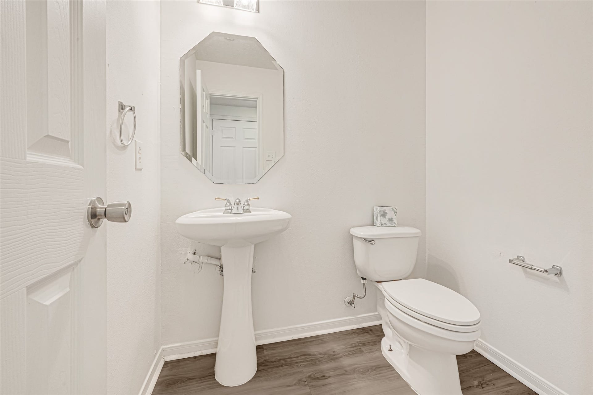 7314 Wooded Lake Lane, Richmond, TX 77407 Convenient half bath with a clean, modern feel.