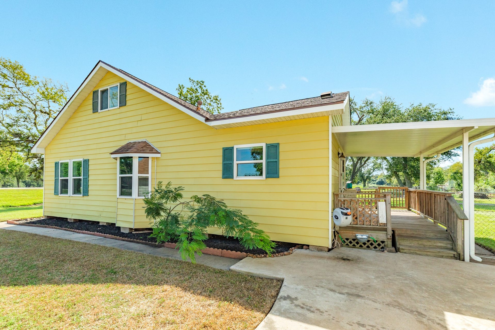 402 Goliad St CR 821, Clute, TX 77531