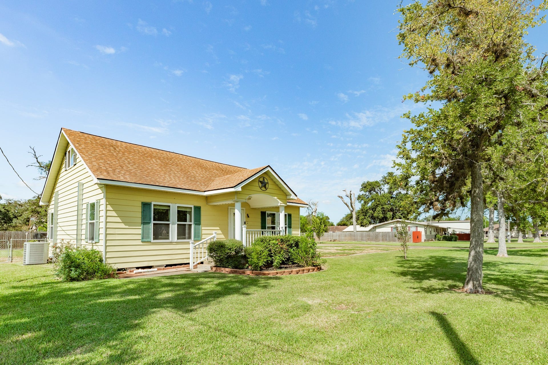 402 Goliad St CR 821, Clute, TX 77531